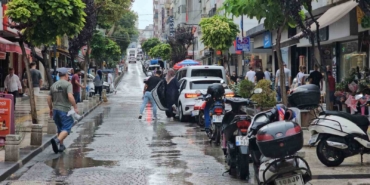 Bandırma’da sağanak yağış serinlik getirdi