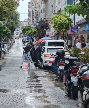 Bandırma’da sağanak yağış serinlik getirdi