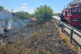Bandırma’da yangın, evlere sıçramadan söndürüldü