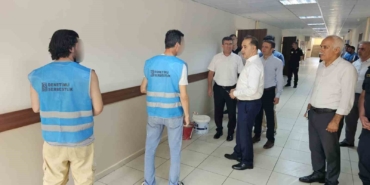 Bandırma’da yükümlüler eğitim için çalışıyor, okulları boyuyor ve temizliyor