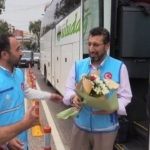 Bandırmalı hacılar çiçeklerle karşılandı