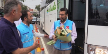 Bandırmalı hacılar çiçeklerle karşılandı