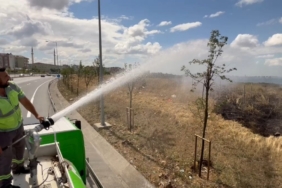 Başakşehir’de askeri bölgeye ait otluk alandaki yangına İBB’ye bağlı peyzaj sulama ekibi müdahale etti