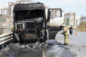 Başakşehir’de faciadan kıl payı dönüldü: Kaza yapan hafriyat kamyonu alev alev yandı