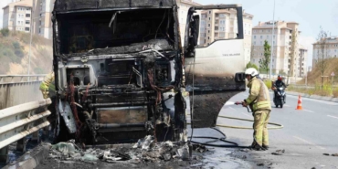 Başakşehir’de faciadan kıl payı dönüldü: Kaza yapan hafriyat kamyonu alev alev yandı