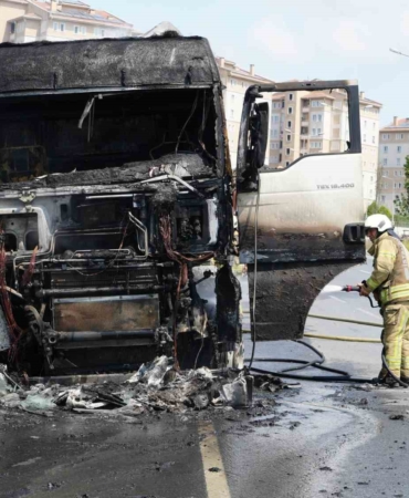 Başakşehir’de faciadan kıl payı dönüldü: Kaza yapan hafriyat kamyonu alev alev yandı