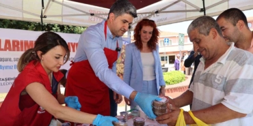 Başkan Adıgüzel aşure dağıttı