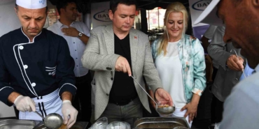 Başkan Aydın, kazanın başına geçti aşure dağıttı