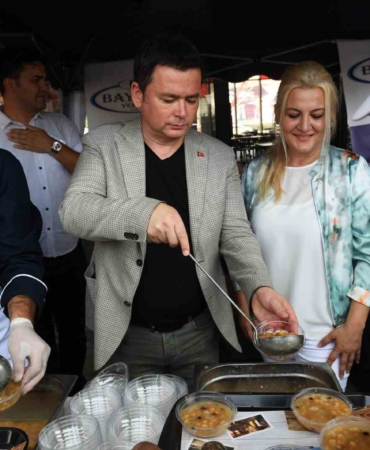 Başkan Aydın, kazanın başına geçti aşure dağıttı