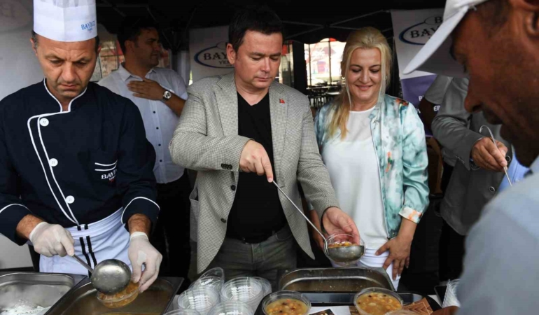 Başkan Aydın, kazanın başına geçti aşure dağıttı