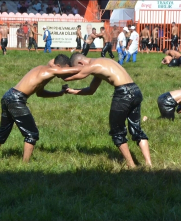 Başkan Hürriyet, Kırkpınar’da kenti temsil eden pehlivanları tebrik etti