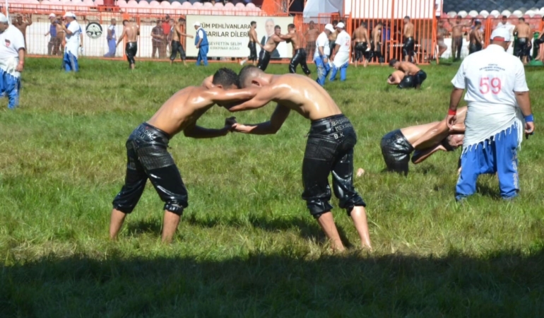 Başkan Hürriyet, Kırkpınar’da kenti temsil eden pehlivanları tebrik etti