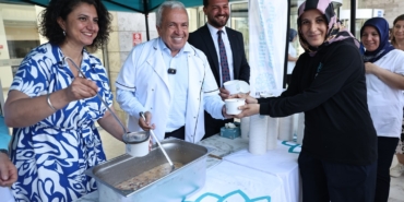Başkan Şadi Özdemir’den çalışanlara aşure ikramı