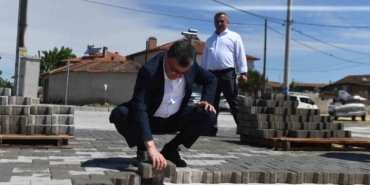 Başkan Şehirli parke taşı döşeme çalışmalarını yerinde inceledi