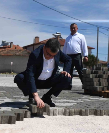 Başkan Şehirli parke taşı döşeme çalışmalarını yerinde inceledi