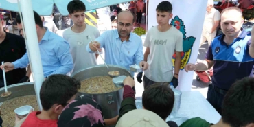 Başkan Tayır, vatandaşlara aşure dağıttı