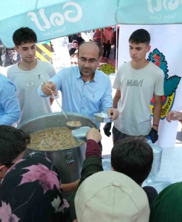 Başkan Tayır, vatandaşlara aşure dağıttı