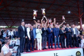 Başpehlivanlara ödüllerini Cumhurbaşkanı Yardımcısı Yılmaz verdi