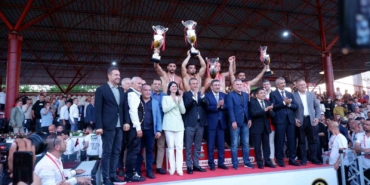 Başpehlivanlara ödüllerini Cumhurbaşkanı Yardımcısı Yılmaz verdi