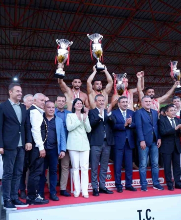 Başpehlivanlara ödüllerini Cumhurbaşkanı Yardımcısı Yılmaz verdi