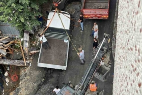 Bayrampaşa’da etkili olan yağmurun etkisiyle İSKİ rögar hattı çöktü