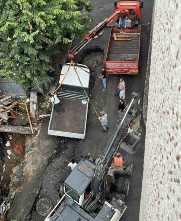 Bayrampaşa’da etkili olan yağmurun etkisiyle İSKİ rögar hattı çöktü