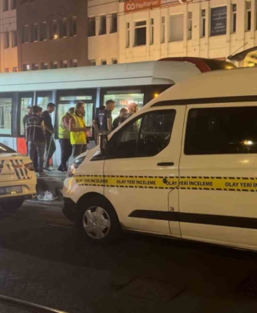 Beyazıt’ta raylara düşen adam tramvayın altında kalarak öldü