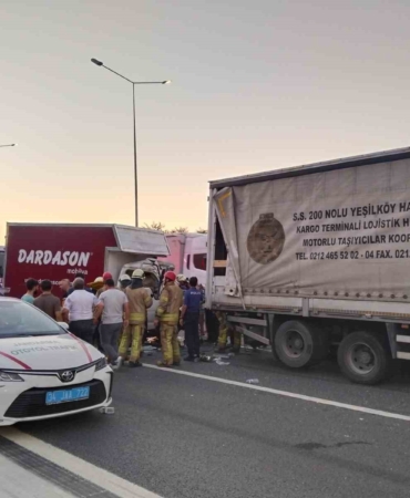 Beykoz Kuzey Marmara Otoyolu’nda 2 tır ile 1 kamyonet birbirine girdi: 3 yaralı
