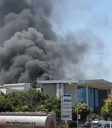 Beylikdüzü’nde korkutan fabrikaya yangını
