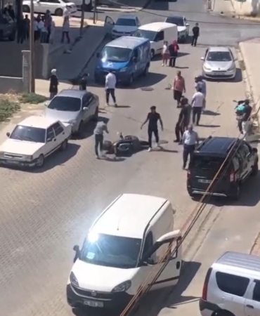 Beylikdüzü’nde öfkeli sürücü kaza sonrası yerde motosikleti tekmeledi