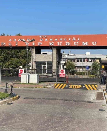 Beylikdüzü’nde öldürülüp cesedi parçalara ayrılan kadının cenazesi Adli Tıp Kurumuna getirildi