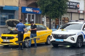 Beyoğlu’nda bir şahıs caddede rastgele ateş açtı, kurşunlar bir ticari taksiye isabet etti