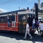 Beyoğlu’nda nostaljik tramvaydaki tehlikeli yolculuk kamerada