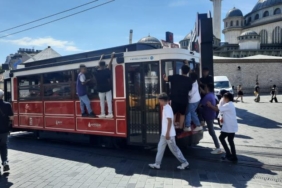 Beyoğlu’nda nostaljik tramvaydaki tehlikeli yolculuk kamerada