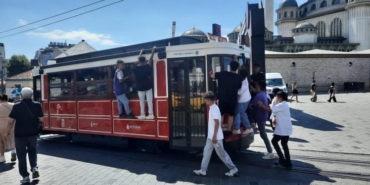 Beyoğlu’nda nostaljik tramvaydaki tehlikeli yolculuk kamerada