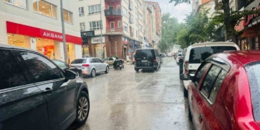 Bilecik’te 15 dakikalık gök gürültülü sağanak yağış vatandaşa zor anlar yaşattı