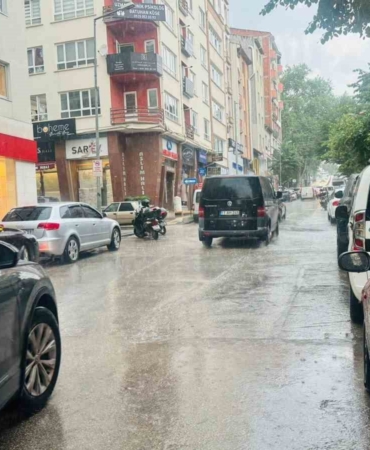 Bilecik’te 15 dakikalık gök gürültülü sağanak yağış vatandaşa zor anlar yaşattı