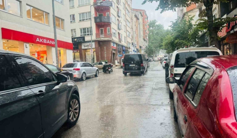 Bilecik’te 15 dakikalık gök gürültülü sağanak yağış vatandaşa zor anlar yaşattı