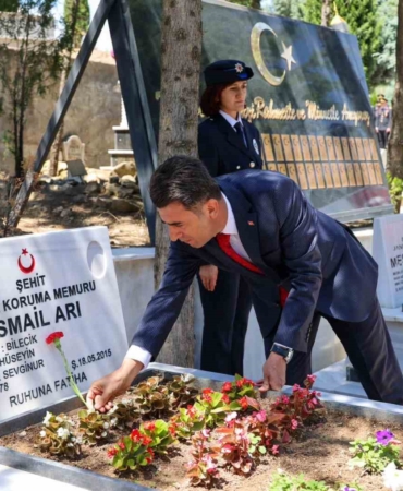 Bilecik’te 15 Temmuz Demokrasi ve Millî Birlik Günü dolayısıyla şehitlik ziyaret edildi