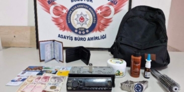 Bilecik’te bir aracın lastiklerini keserek teyp ve çanta çalan şüpheli yakalandı