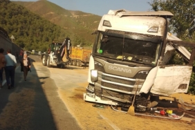 Bilecik’te buğday yüklü tır 3 metre yükseklikten alt yola devrildi