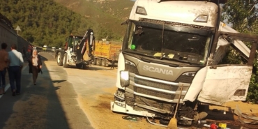 Bilecik’te buğday yüklü tır 3 metre yükseklikten alt yola devrildi