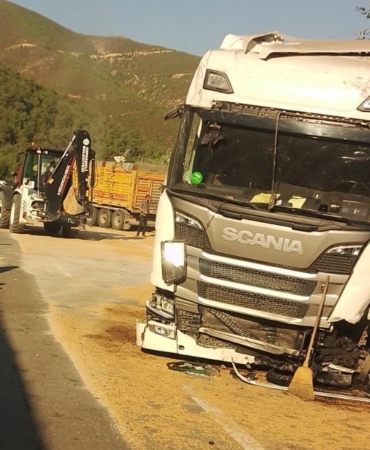 Bilecik’te buğday yüklü tır 3 metre yükseklikten alt yola devrildi