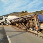 Bilecik’te karton ambalaj yüklü tır devrildi: 1 kişi yaralandı