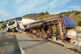 Bilecik’te karton ambalaj yüklü tır devrildi: 1 kişi yaralandı