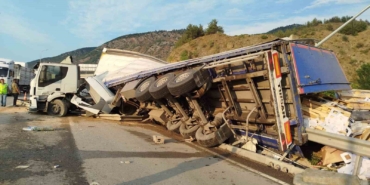 Bilecik’te karton ambalaj yüklü tır devrildi: 1 kişi yaralandı