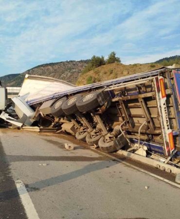 Bilecik’te karton ambalaj yüklü tır devrildi: 1 kişi yaralandı