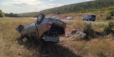 Bilecik’te takla atan otomobil şarampole yuvarlandı: 2 yaralı