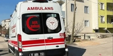 Bilecik’te yayaya çarpmamak için direksiyon kırarak devrilen motorlu bisiklet sürücü yaralandı