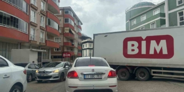 Bilecik’te yol ortasına park ederek trafiği kilitleyen BİM marketlere ait tırın sürücüsüne tepki